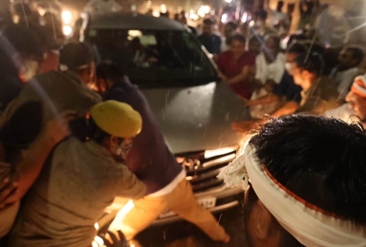 Priyanka Gandhi Vadra detained in Guest house in Sitapur.