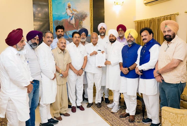 Punjab CM handed over a memorandum to Governor regarding Lakhimpur incident