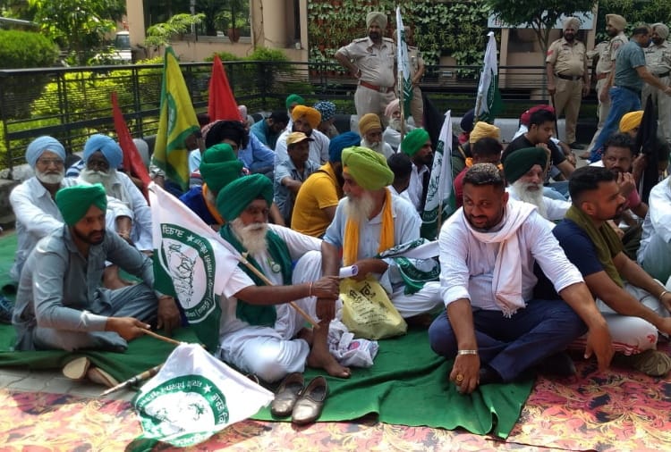 Farmers Protest In Haryana Against Lakhimpur Kheri Violence  Read more: https://www.amarujala.com/haryana/farmers-protest-in-haryana-against-lakhimpur-kheri-violence