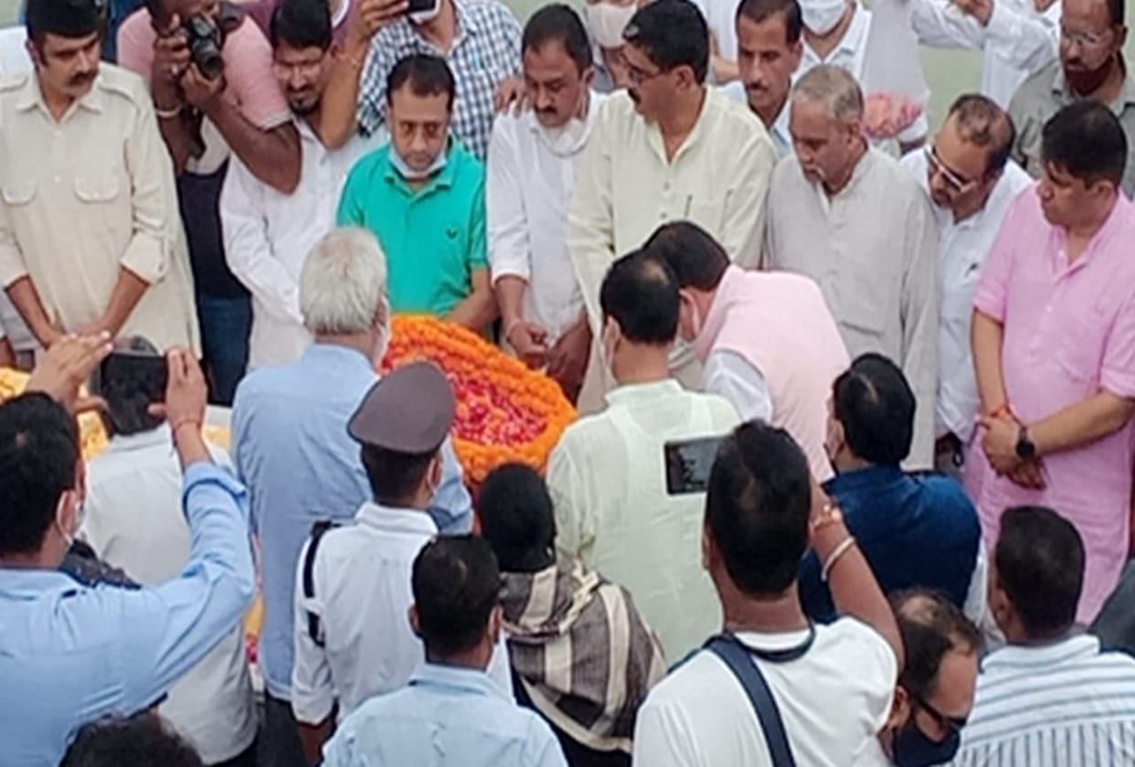 Rishikesh: Tehri Garhwal Rajmata Suraj Kunwar Shah cremation, CM paid tribute