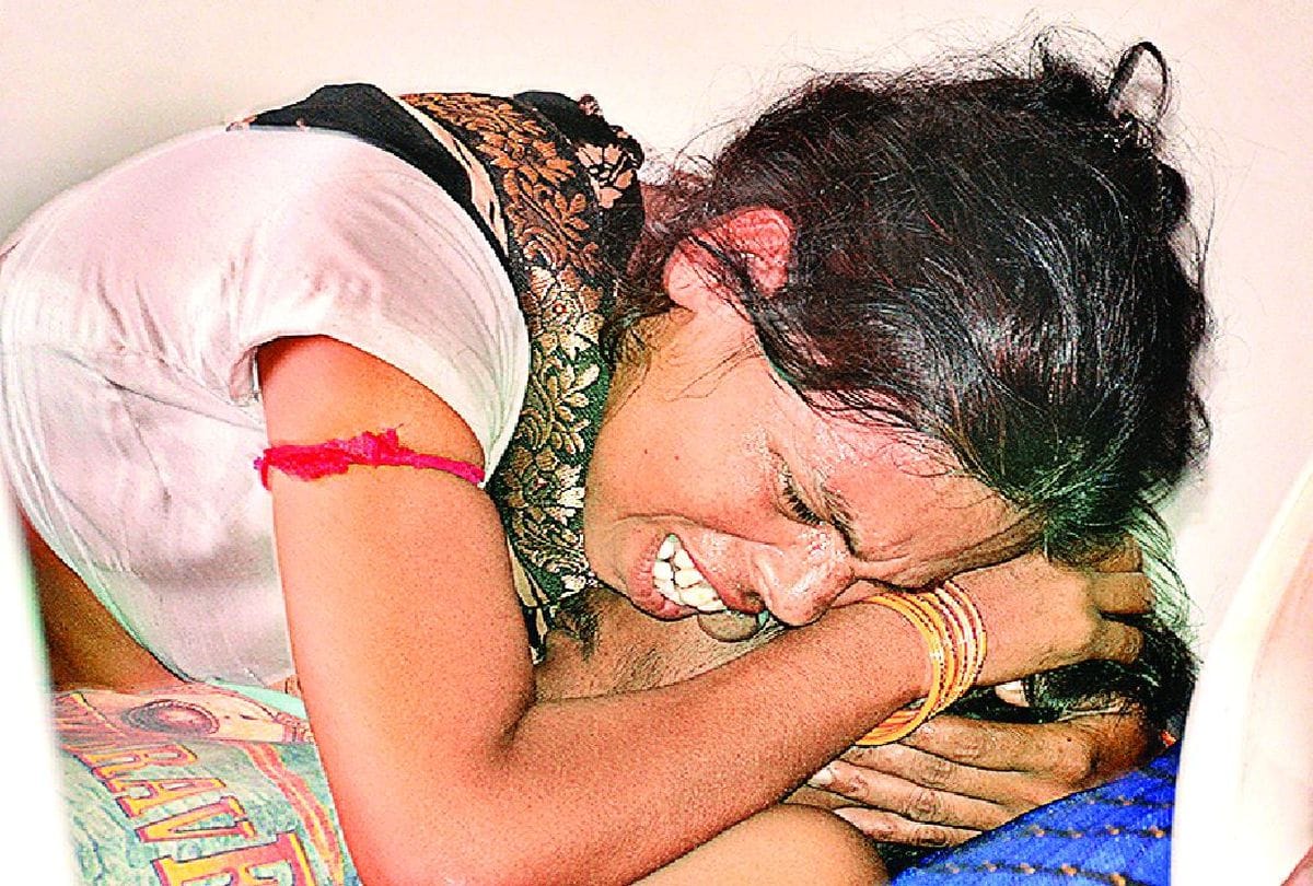 Brother Die In Sister Hand Due To Fever In Firozaba Trauma Center