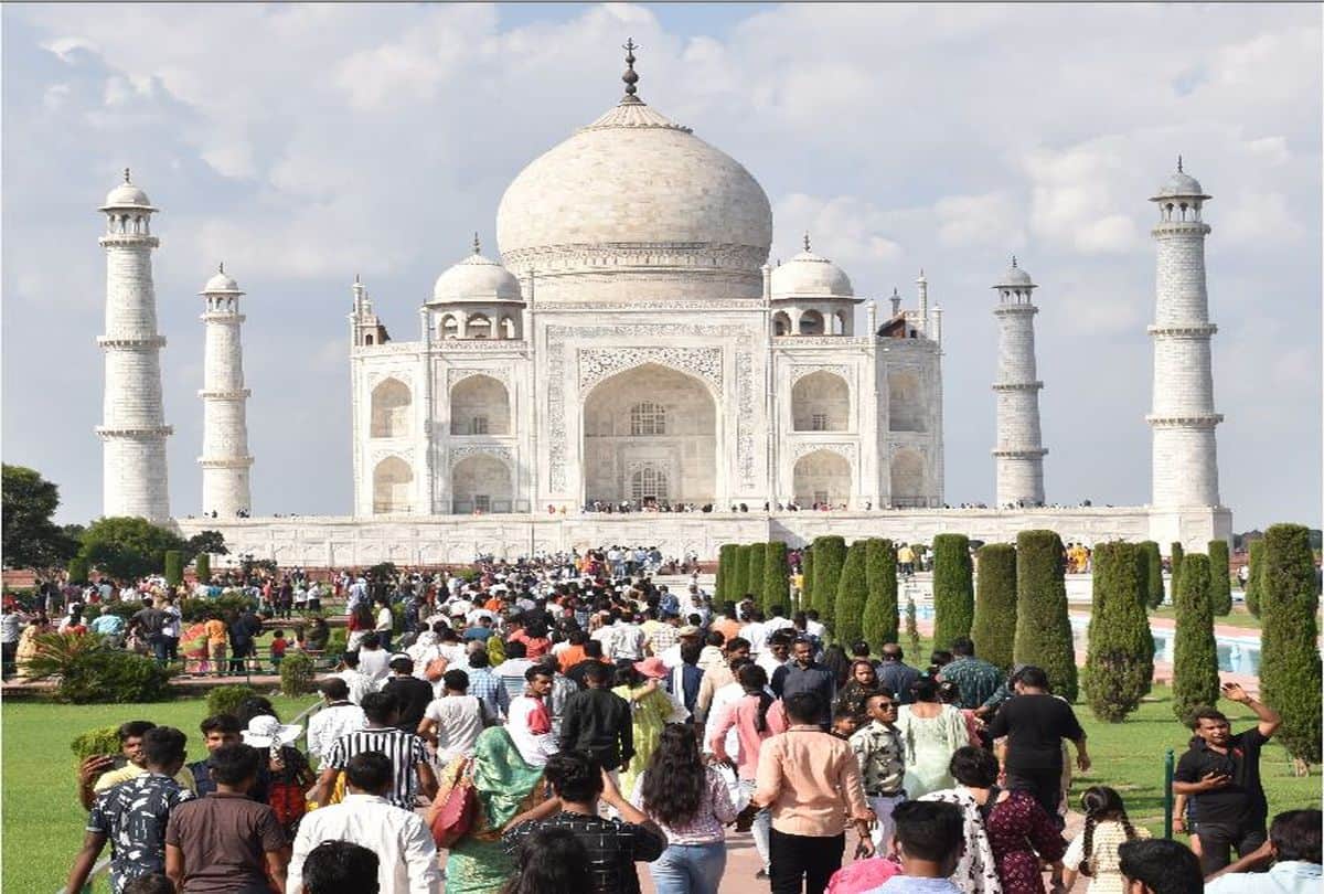 twenty eight thousand tourists visits the Taj Mahal on sunday in Agra