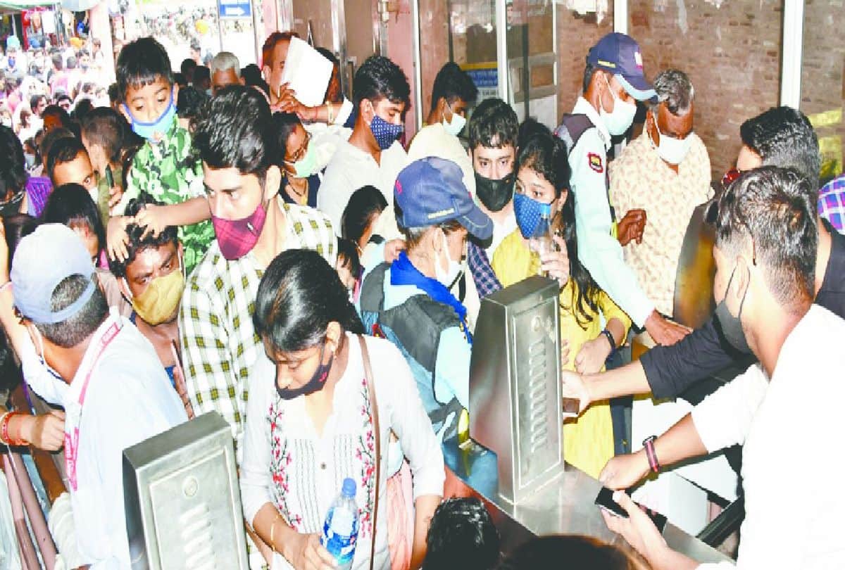 twenty eight thousand tourists visits the Taj Mahal on sunday in Agra