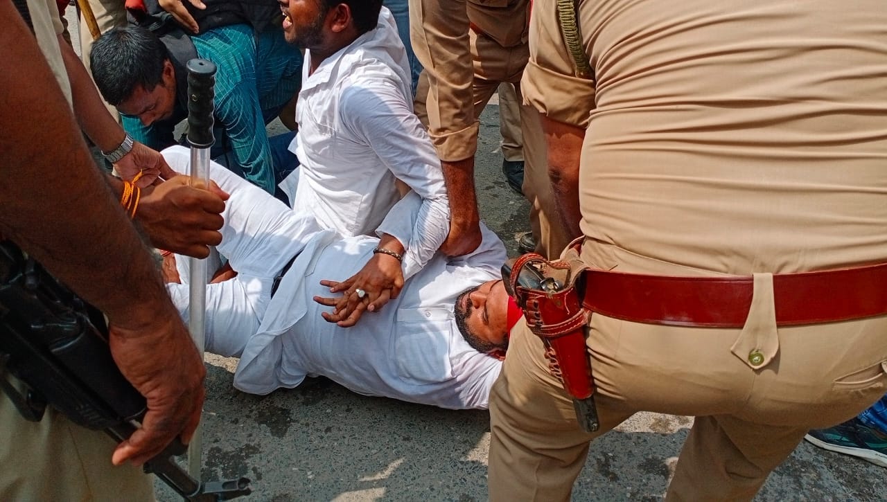 Lakhimpur Kheri Violence samajwady party angry after akhilesh yadav take in custody sp workers protest varanasi varanasi and purvanchal