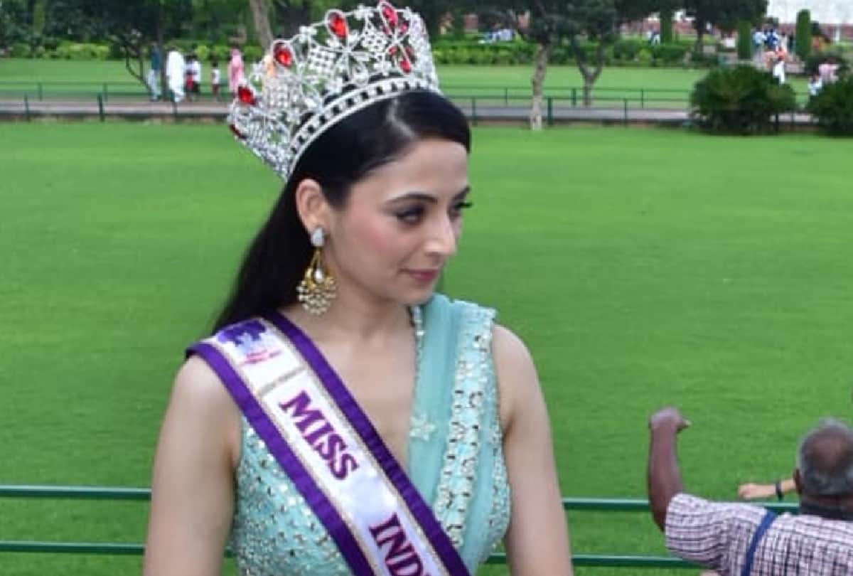 Zoya Afroz and Divija Gambhir visit Taj Mahal