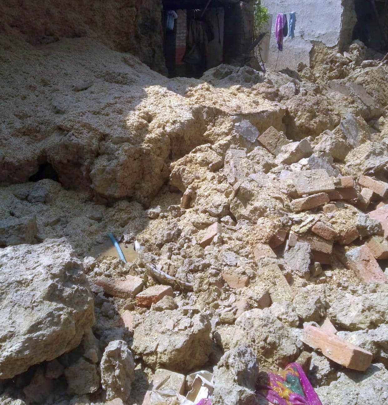The kutcha house collapsed, old man dies