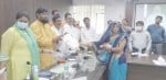 कलेक्ट्रेट सभागार में आवास की लाभार्थी को प्रमाणपत्र देते जिपं अध्यक्ष अनिरूद्ध त्रिपाठी। संव?