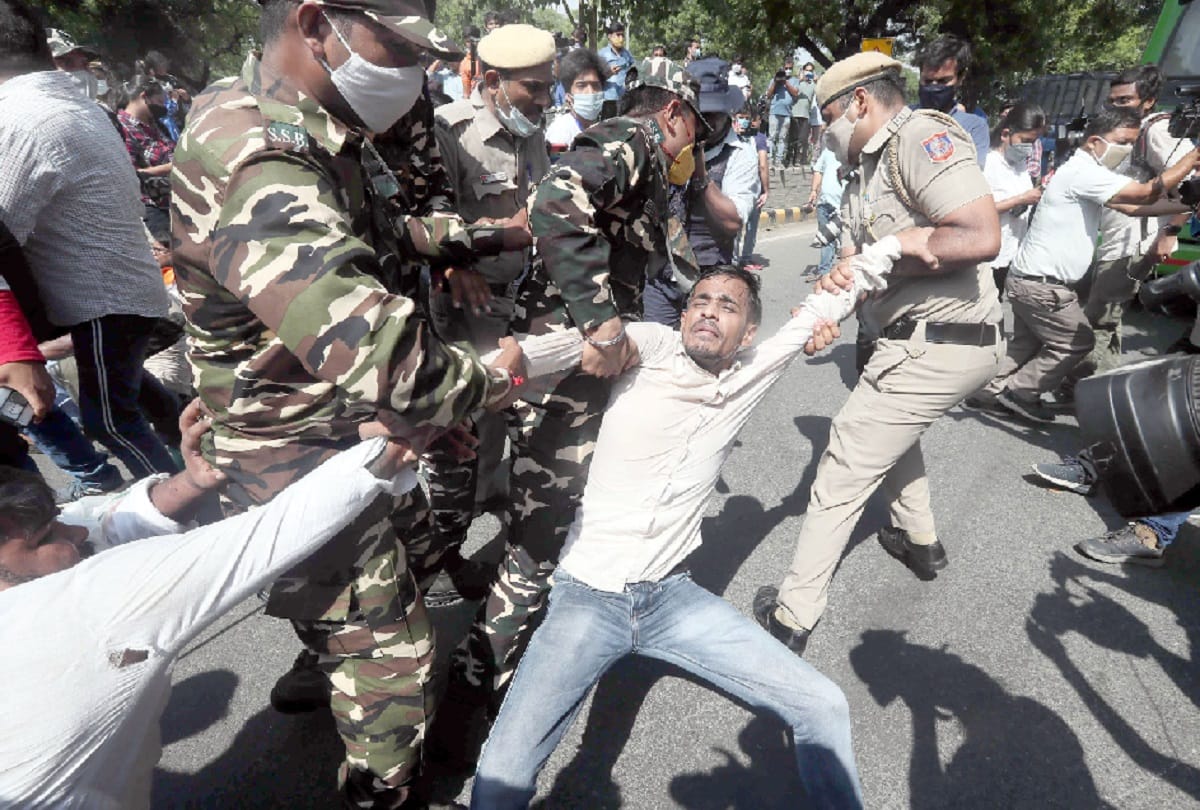 Delhi News :Demonstration outside UP Bhavan, 95 protesters in custody