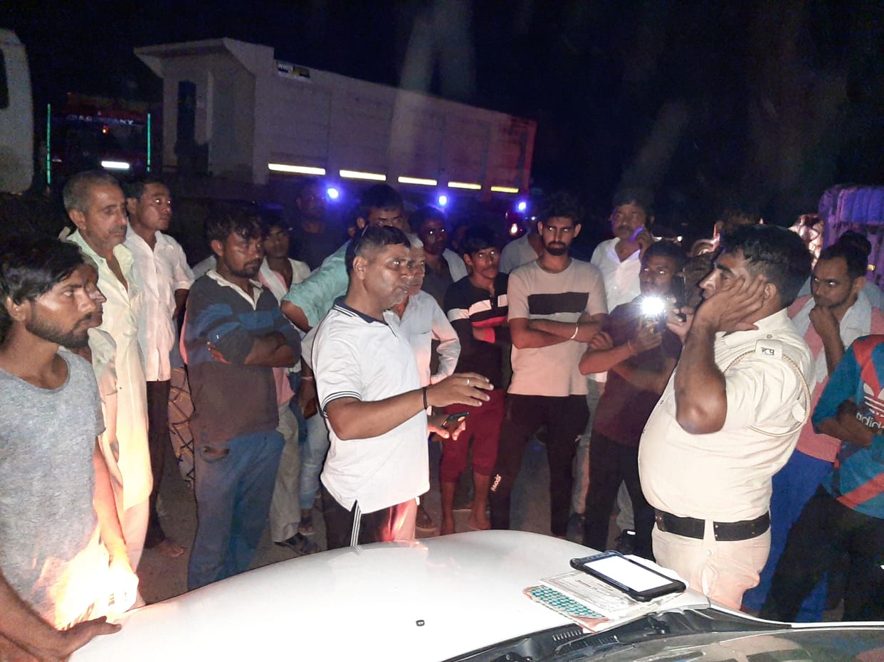 The farmers who came on the road in protest against the arrest of Gurnam Chaduni blocked the Bhiwani-Dadri road