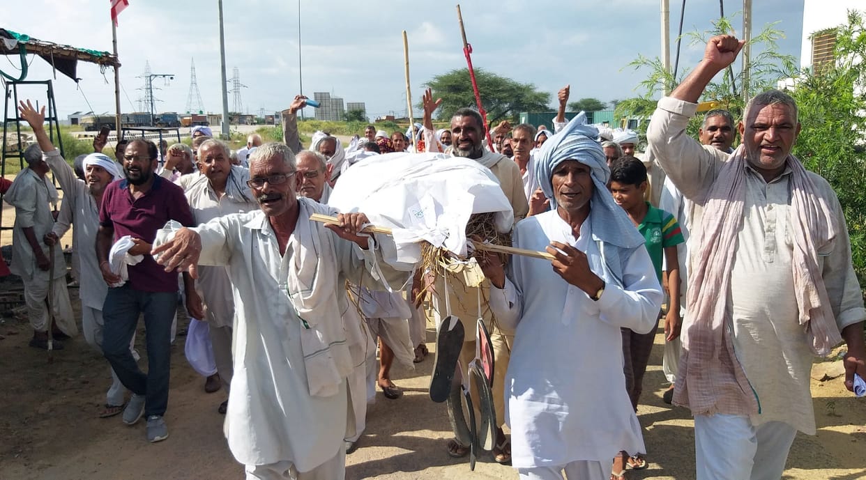 Farmers took out the funeral procession, burnt the effigy of CM