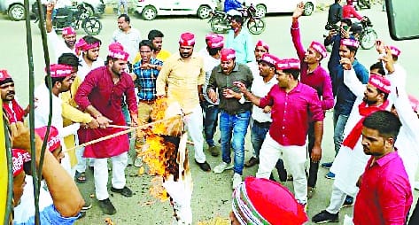 Demonstration of factionalism in the protest against the arrest of Akhilesh
