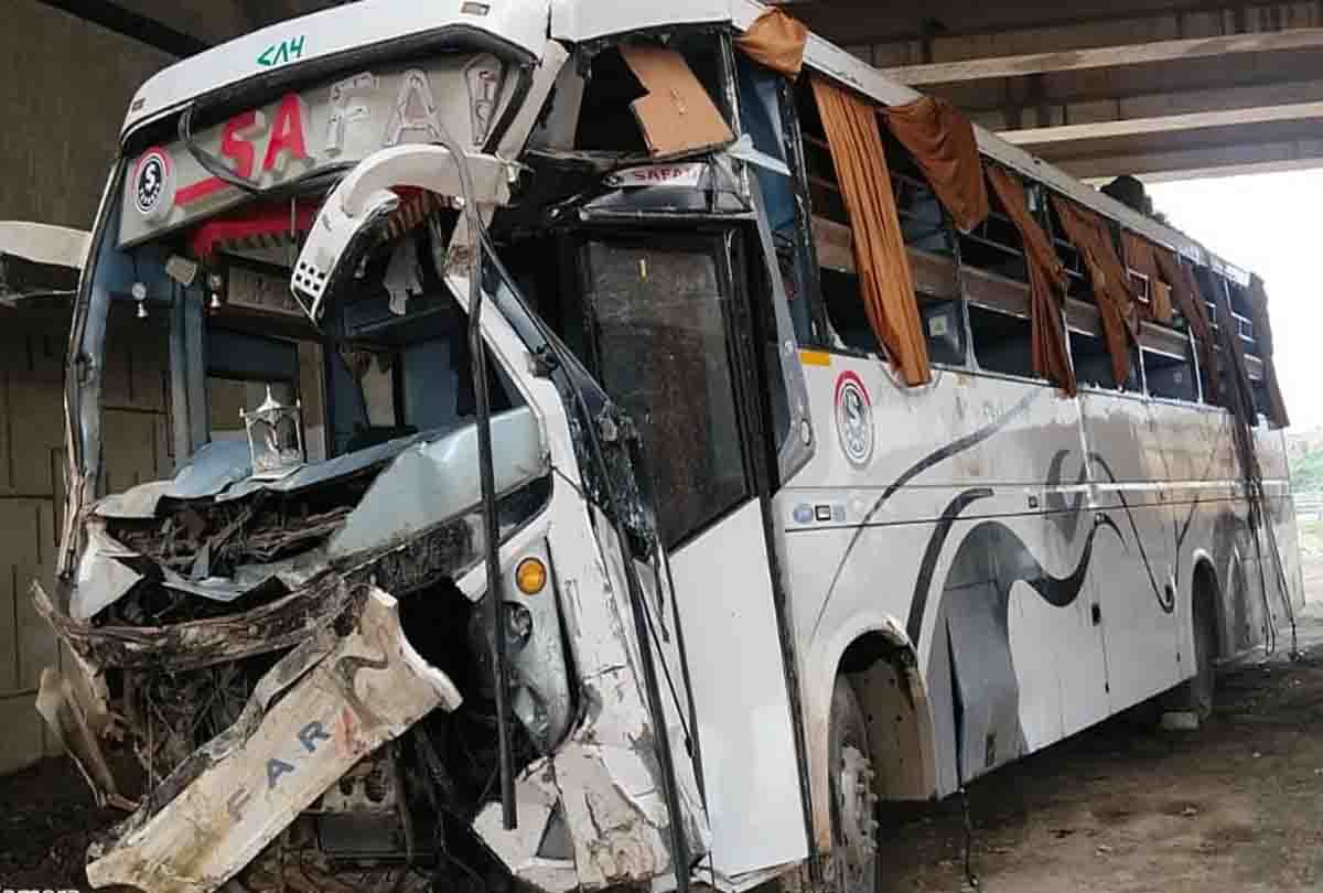 Agra Lucknow Expressway Accident News:: bus overturns, 10 passengers injured