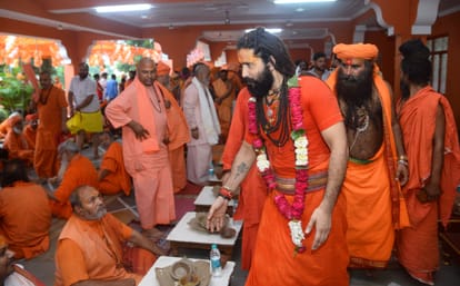 The split between the saints came to the fore on the Shodashi rites, three recluse akhadas created distance
