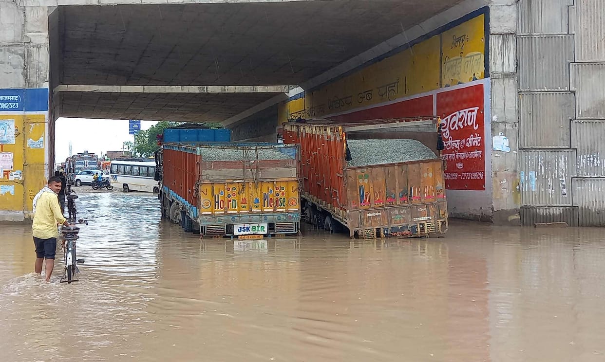 Truck broke down in Semarha under pass, long jam