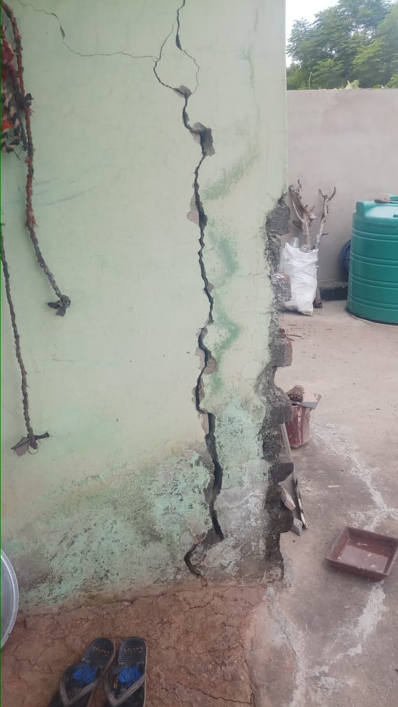 Houses shaken due to the collapse of mountains in Morni, people forced to live in the shadow of death