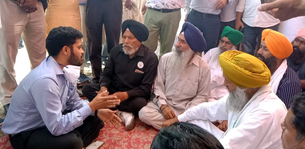 After the protest, the SDM said sitting on the ground among the farmers: I will pick up even if you call at two o'clock in the night