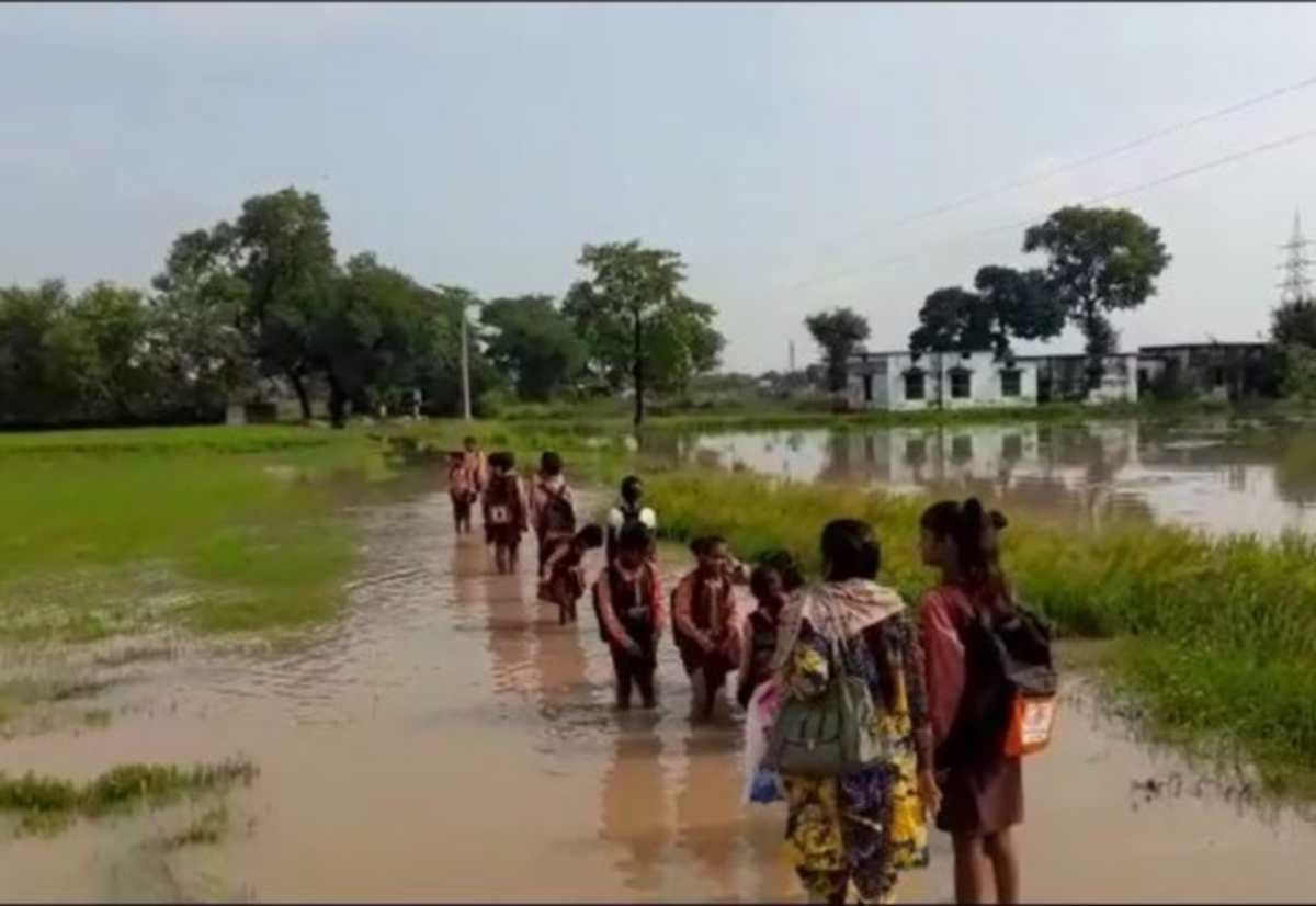 more than 220 schools closed due to water logging and flood students studies affected in azamgarh