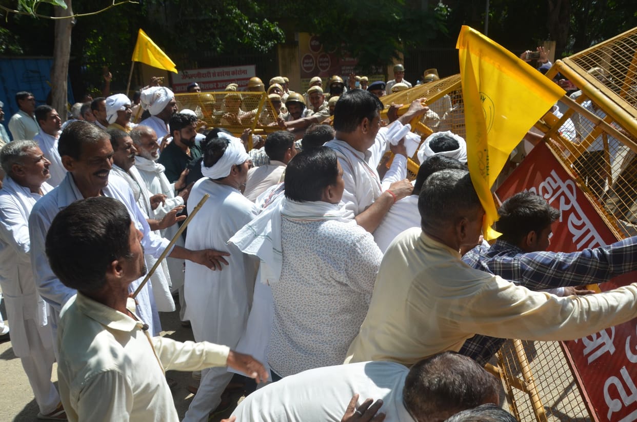 Farmers reached the mini secretariat by breaking the barricade in one minute, staged a two-hour dharna.