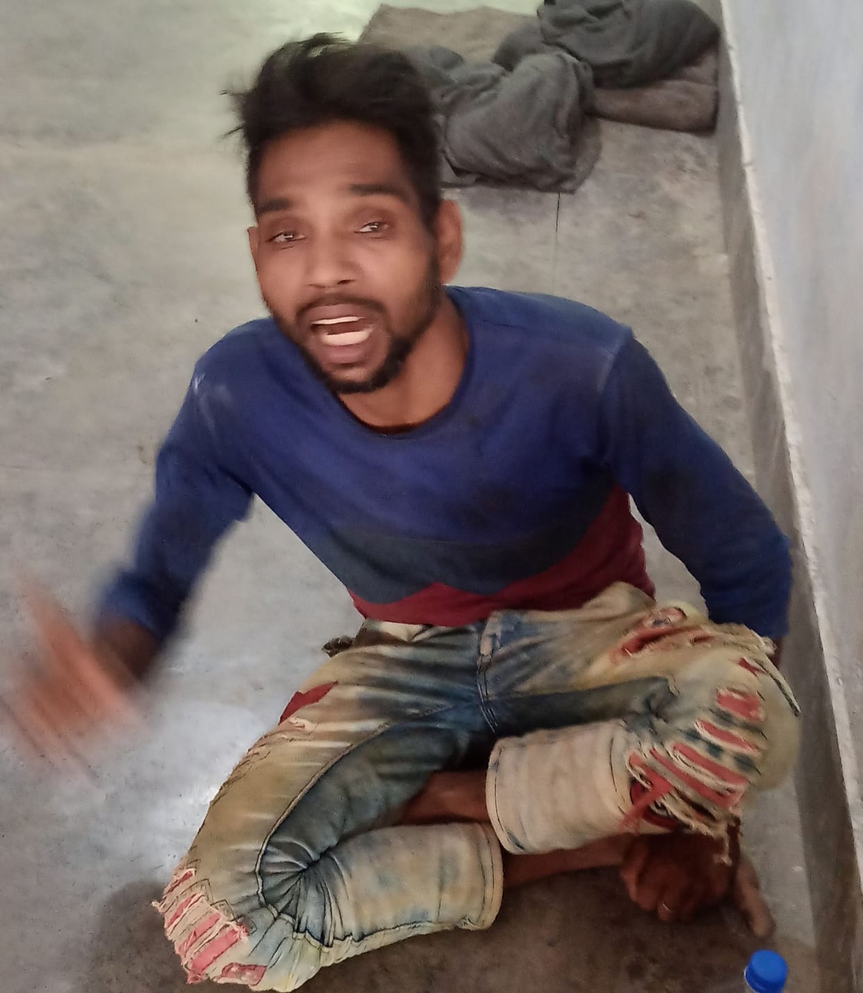 Caught a young man carrying his wife's body on a bicycle, did not get the right answer in the inquiry