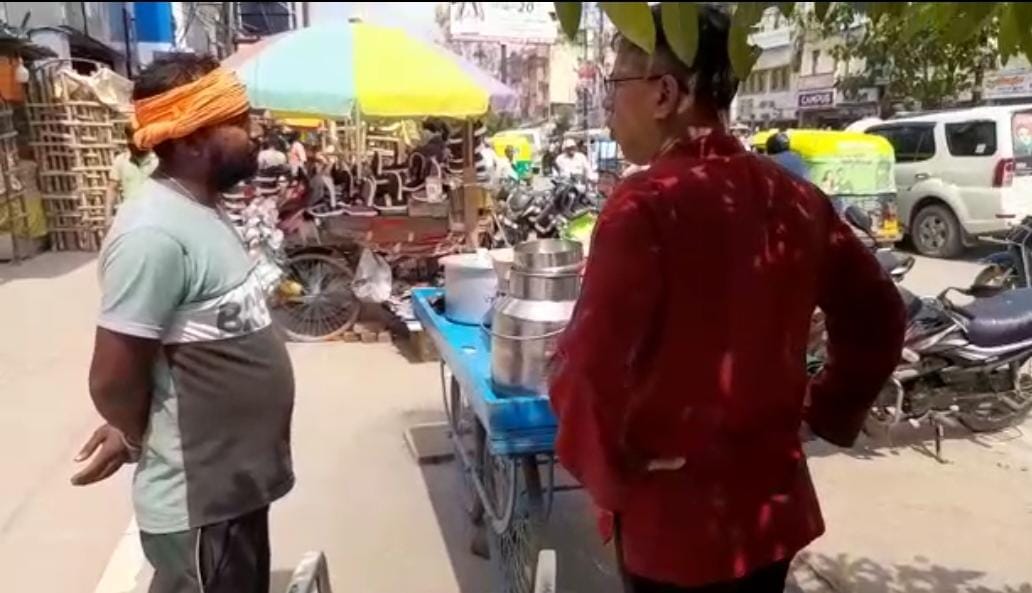 Varanasi Police commissioner disguised himself three policemen found playing games in the outpost