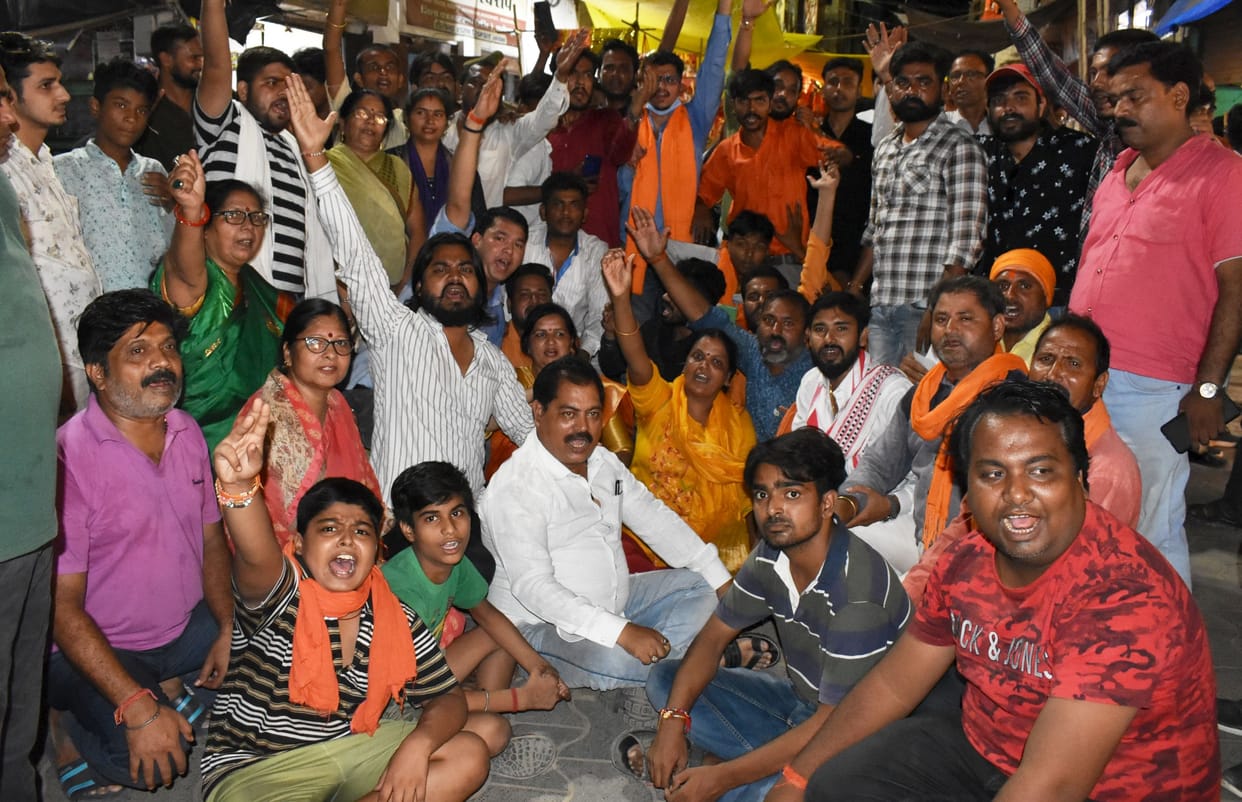 fathepur news,12 including Lohia Vahini District President sued for burning CM's effigy with saffron