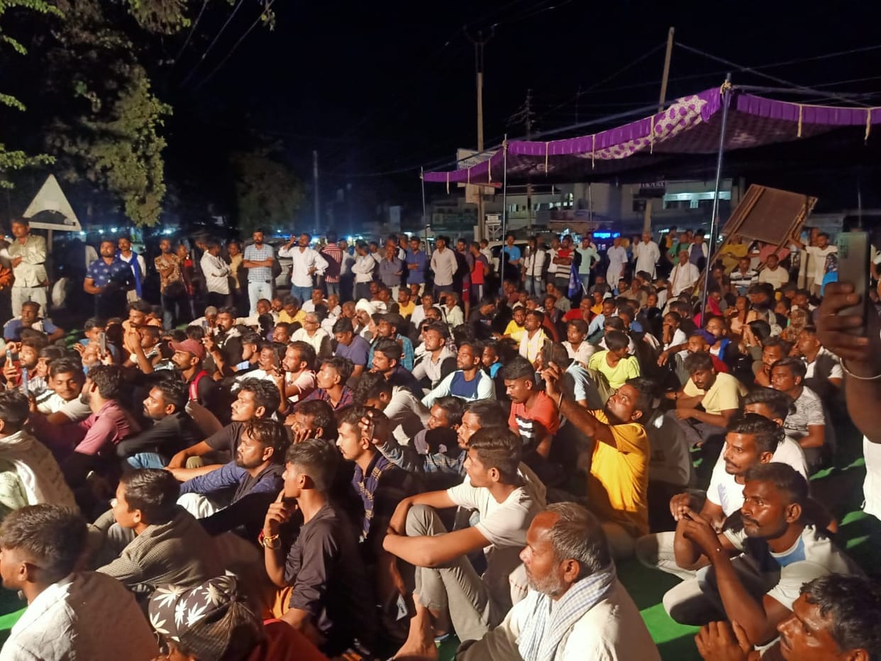 The people of Dalit society, furious from the boycott, staged a protest against the non-arrest
