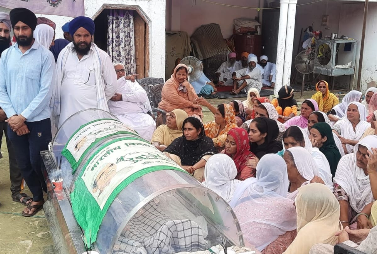Familymen of farmer want their demands to be fulfilled before cremation.