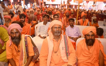 The split between the saints came to the fore on the Shodashi rites, three recluse akhadas created distance