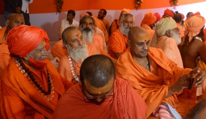 The split between the saints came to the fore on the Shodashi rites, three recluse akhadas created distance