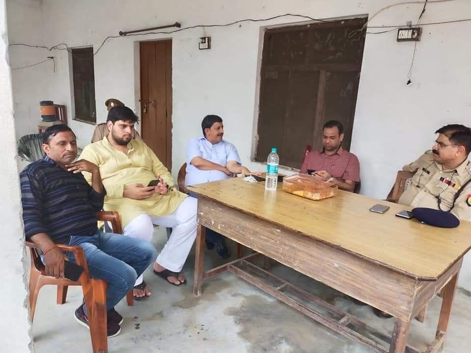 Hathras: State General Secretary of Youth RLD and State Secretary of SP Backward Classes arrested while going to Lakhimpur Kheri