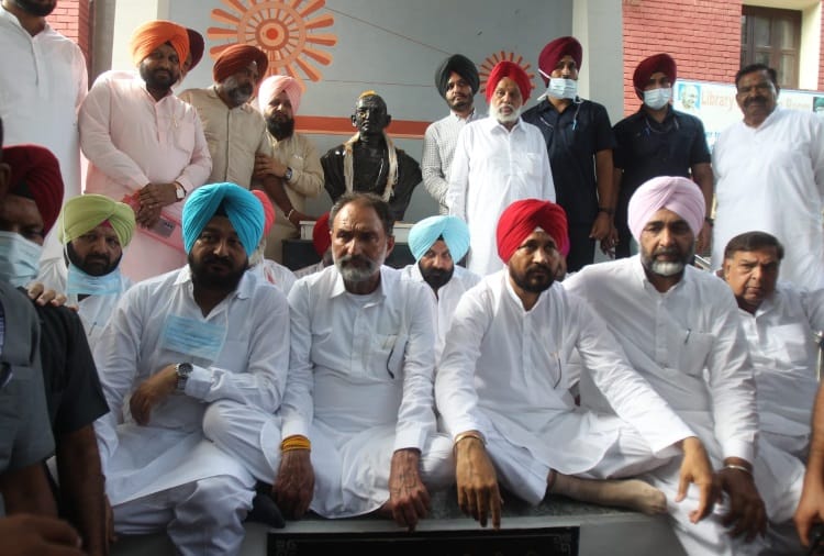 Punjab Chief Minister Charanjit Singh Channi visits Gandhi Smarak Bhawan in Chandigarh