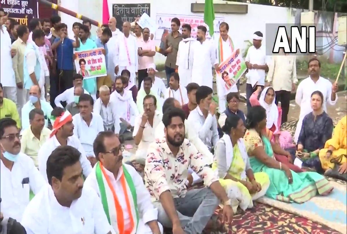 lakhimpur kheri violence Priyanka Gandhi is in custody Congress supporters continue to protest outside PAC guest house in Sitapur