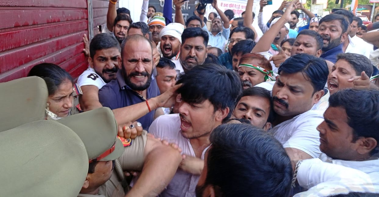 Congressman clashed with police arrested Priyanka at four in the morning