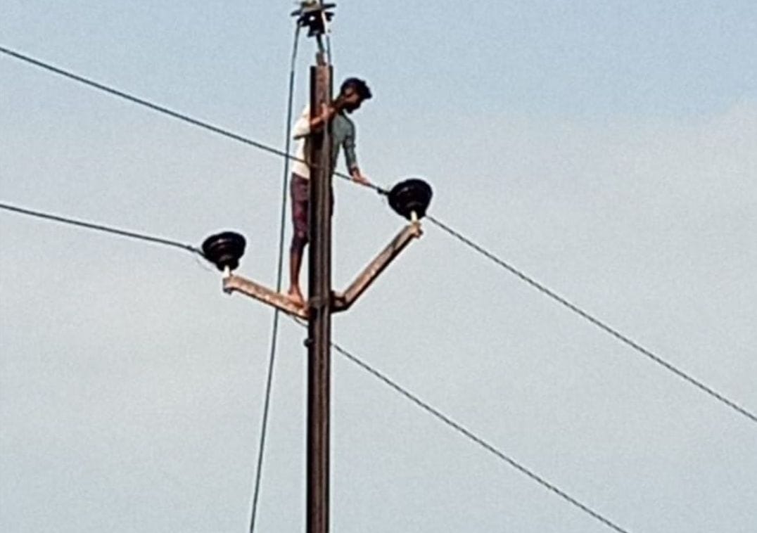 Fault occurred in the lines of Jhinjhak sub-station and two feeders, electricity of 152 villages failed