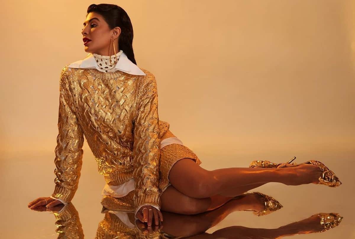 jacqueline Fernandez Wore Golden Sweater and Mini Skirt in Dance Plus