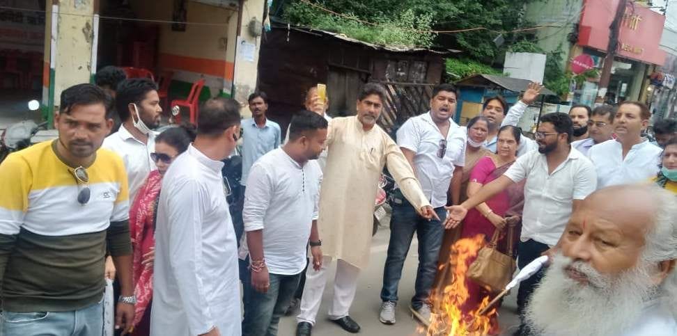Lakhimpur Kheri incident: Congress burns effigy of Yogi government