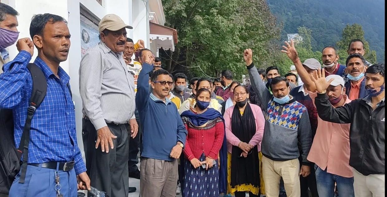 Demonstration of electrical workers in Nainital regarding 14-point demands