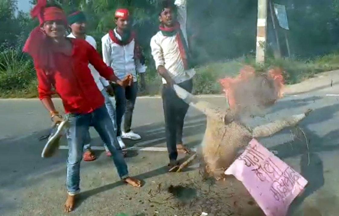 sapaiyon ne phoonka mukhyamantree ka putala, veediyo vaayaral hone ke baad shinaakht mein jutee pulis