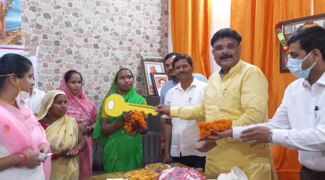 MP handed over the keys of the house to the beneficiaries