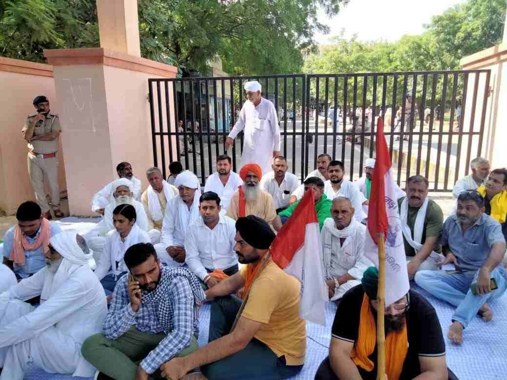 Farmers surrounded the mini secretariat and burnt the effigy of the government
