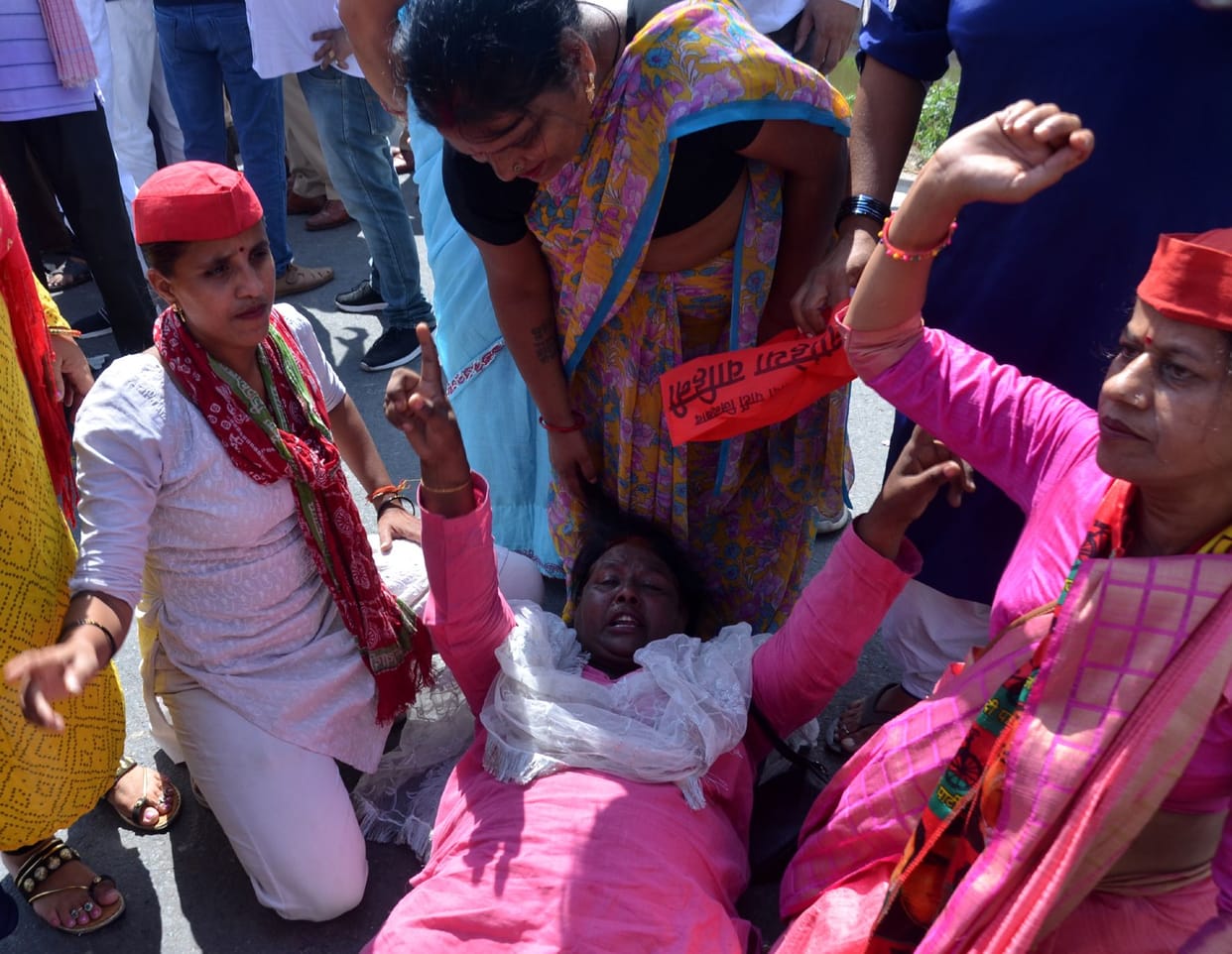 SP leaders burnt CM Yogi's effigy