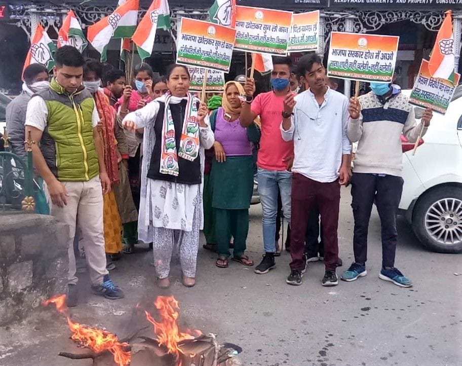 Mahila Congress burnt the effigy of UP government