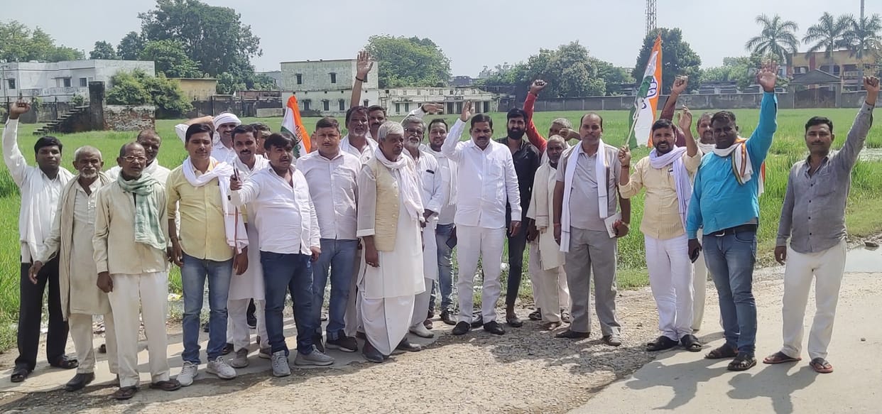Congress workers demonstrated against the problems