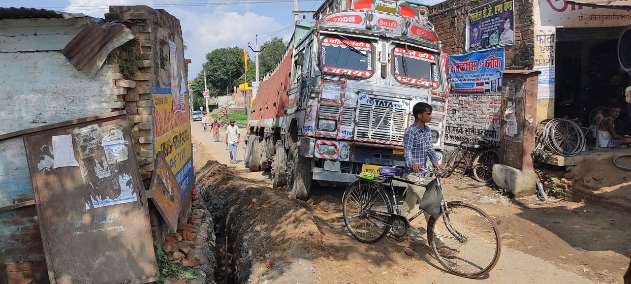 Truck stuck on Silhara road, movement of people of 12 villages disrupted for five hours