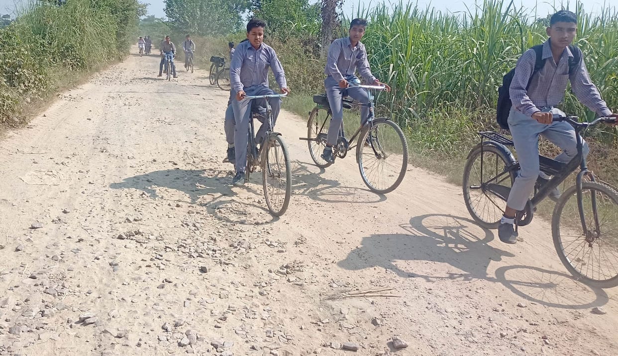 Rundhi to Ladiaka road bad, passersby upset