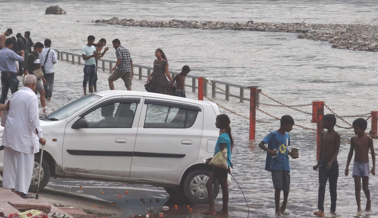 What kind of faith is this: cleaning the vehicles in the Ganges