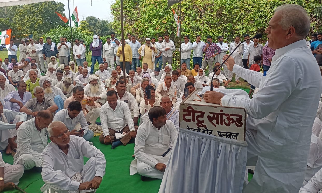 Demonstration of Congressmen against BJP, sloganeering against governments, demand to file a case against CM Manohar Lal