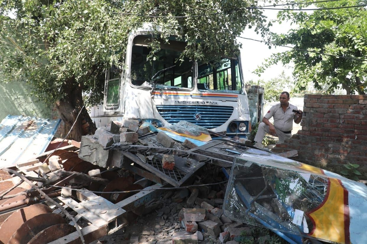 UNCONTROL ROEDWAYES BUS  COME IN A HOUSE, TWO INJURES
