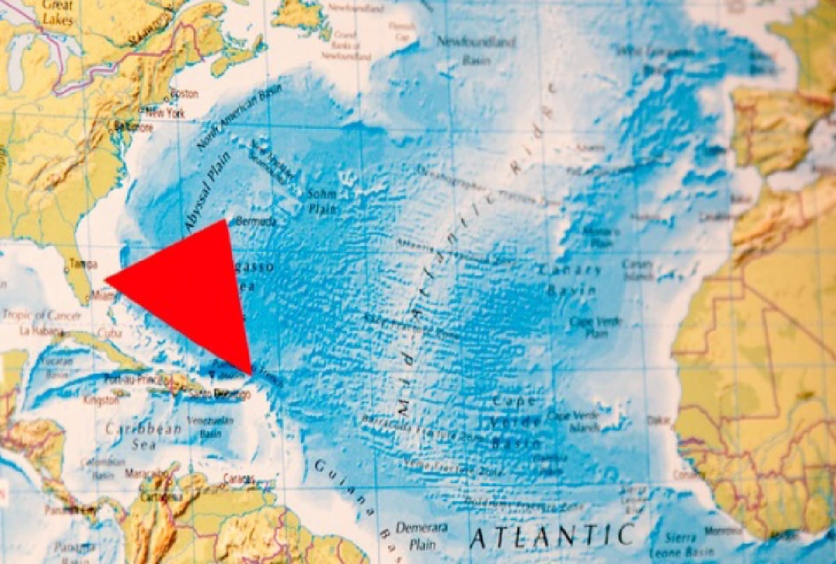 Mysterious story of Bermuda Triangle Alien theory is Bermuda triangle is a base of Aliens know the secret behind this
