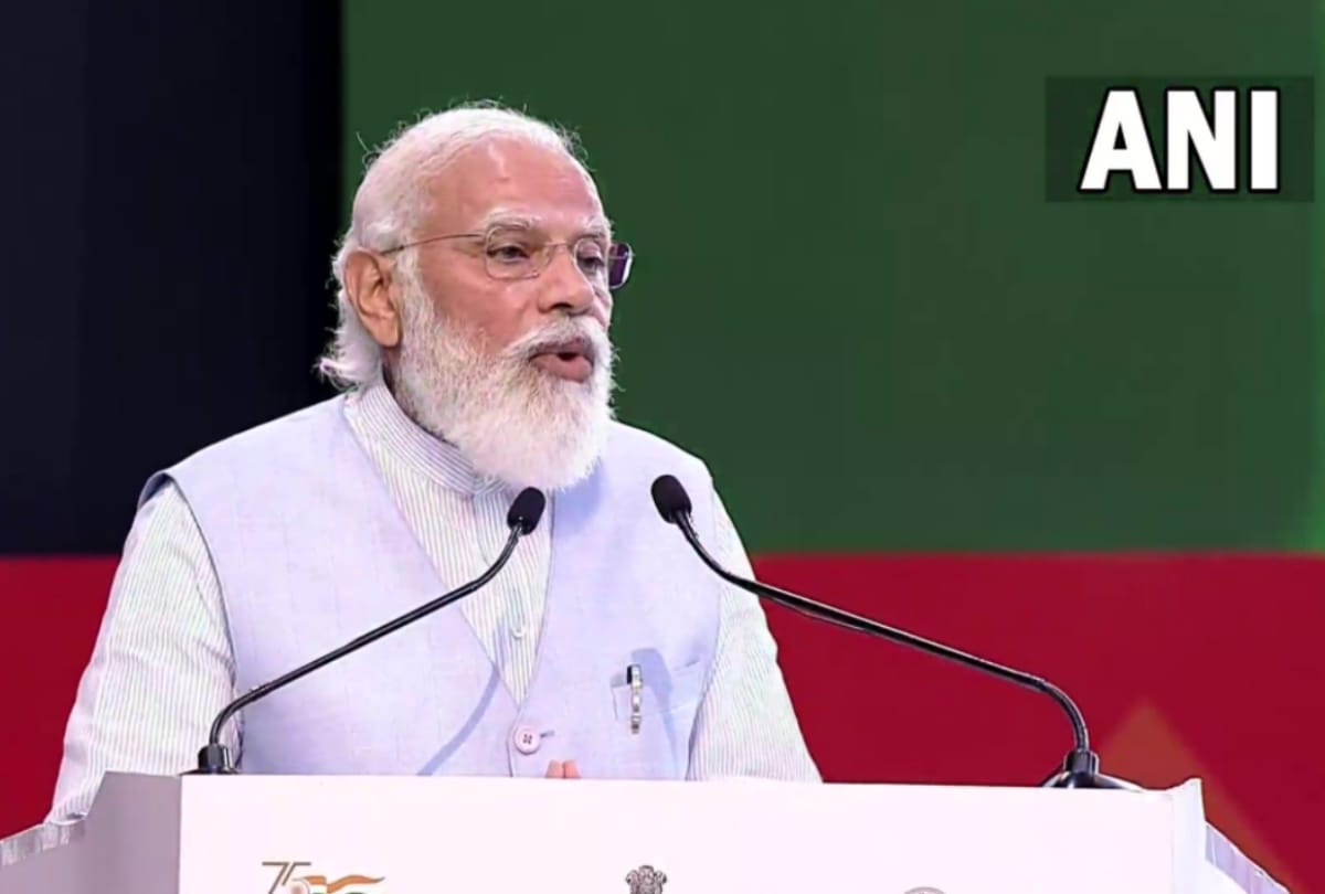 PM Modi handed over the keys of PM's house to 75 thousand beneficiaries, said the woman will own the house that the government will give